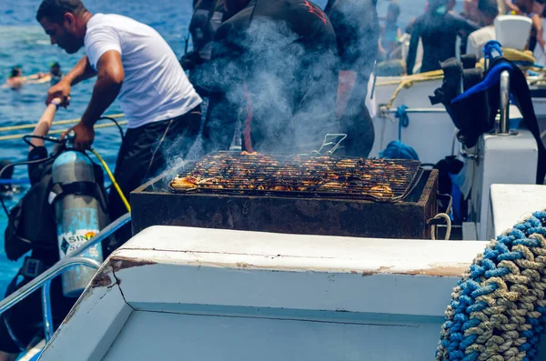 Sharm El Sheikh, Egito 08 de maio de 2019: Churrasco no convés de um iate de prazer no Egito — Fotografia de Stock