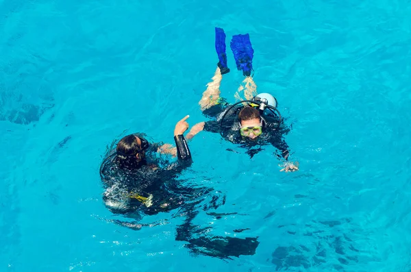 Sharm El Sheikh, Egipt 08 maja 2019: Nurkowie nurkują w czystej, błękitnej wodzie w morzu — Zdjęcie stockowe