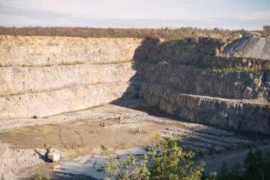 Taş ocağında kazıcı. İnşaatta kullanılmak üzere ezilmiş taş ve çakıl çıkarmak için.