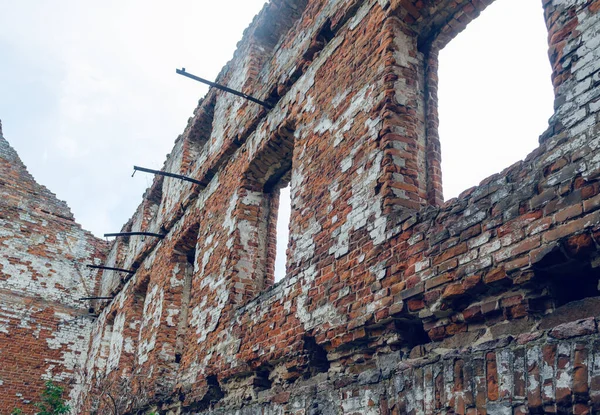 Gamle ødelagte bygninger uten tak og vinduer – stockfoto