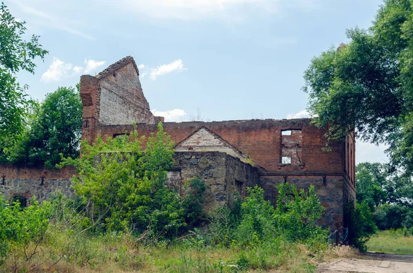 Old abandoned ruined building without a roof and windows — Stock Photo, Image