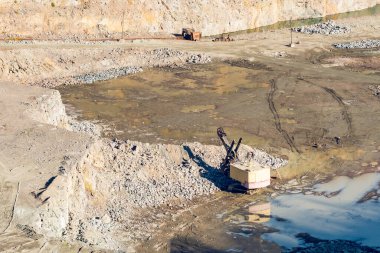 Taş ocağında kazıcı. İnşaatta kullanılmak üzere ezilmiş taş ve çakıl çıkarmak için.