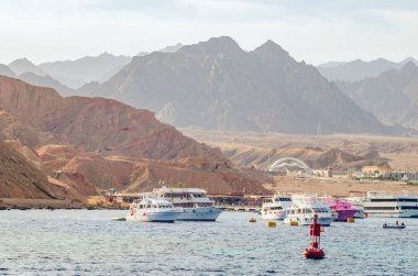 Şarm El-Şeyh limanındaki turist zevk tekneleri.