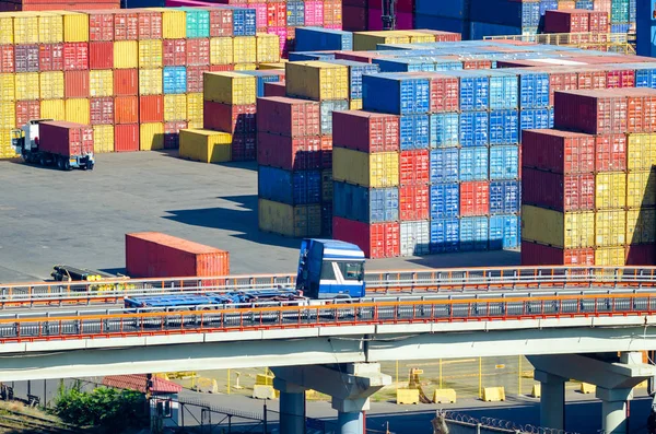 Tumpukan kontainer kargo di area penyimpanan pelabuhan laut barang — Stok Foto