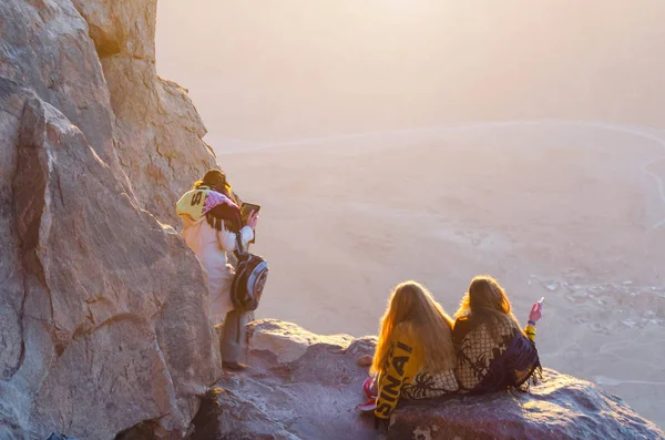 Sínai-félsziget, Egyiptom, május 9, 2019. Lányok köszönt hajnalban és fényképeket a Mount Mózes, Sínai-félsziget, Egyiptom. — Stock Fotó