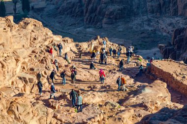 Sina Yarımadası, Mısır, 9 Mayıs 2019: Hacılar gün doğumunda Musa Dağı 'ndan iner