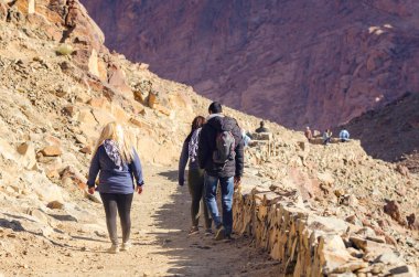 Sina Yarımadası, Mısır, 9 Mayıs 2019: Hacılar gün doğumunda Musa Dağı 'ndan iner