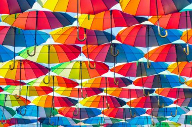 Çok renkli şemsiyeler asmak sokağı süslemek, sokak dekorasyonu