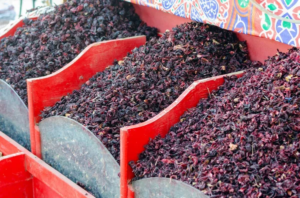 Hojas de té de hibisco seco en un mercado callejero, textura de fondo —  Fotos de Stock