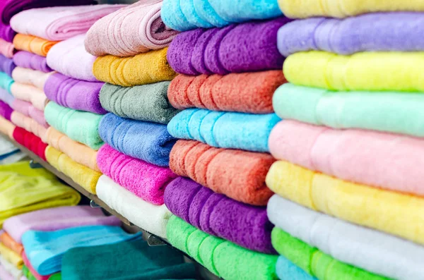 Färgglada handdukar på hyllan i butiken — Stockfoto