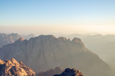 Güzel dağ manzarası, Sina Yarımadası 'nın Mısır' daki Musa Dağı manzarası.