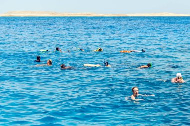 Sharm El Sheikh, Mısır, 8 Mayıs 2019: Şnorkelle yüzen insanlar açık mavi denizde yüzüyorlar