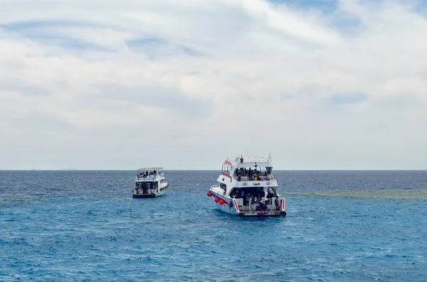 Sharm El Sheikh, Egito 08 de maio de 2019: Barco turístico agradável com passageiros navegando na água azul clara do Mar Vermelho . — Fotografia de Stock