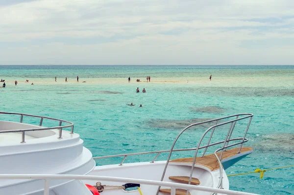 Şarm El Şeyh, Mısır 08 Mayıs 2019: Kızıldeniz'in berrak mavi sularında yelken yolcuları ile Pleasure turist tekne.