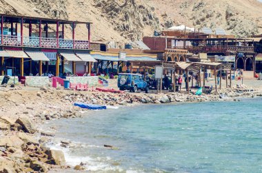 Dahab, Mısır 11 Mayıs 2019: Dahab 'daki mavi deliğin kıyısında küçük bir turist köyü