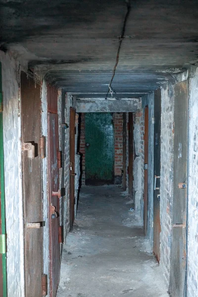 Sous-sol long couloir avec de vieilles portes en métal rouillé — Photo