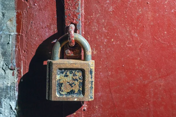Stary zardzewiały kłódka na metalowe drzwi zbliżenie — Zdjęcie stockowe
