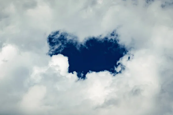 Piękne puszyste chmury na błękitnym niebie — Zdjęcie stockowe