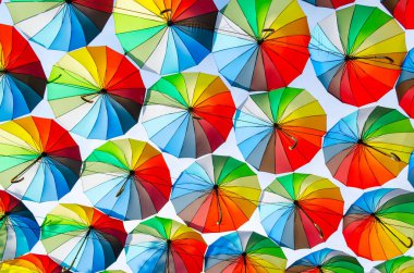 Çok renkli şemsiyeler asmak sokağı süslemek, sokak dekorasyonu