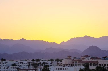 Gün batımında dağların arka planına karşı tatil otelleri, Sharm El Sheikh, Mısır