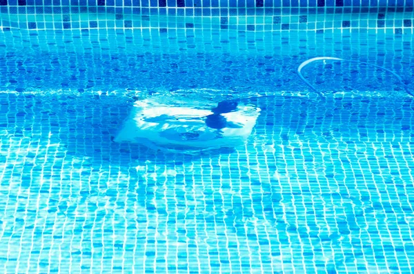 Pulizia del fondo della piscina con un aspirapolvere subacqueo — Foto Stock