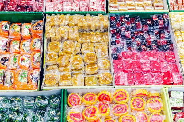 Divers bonbons sur le comptoir du bazar égyptien — Photo