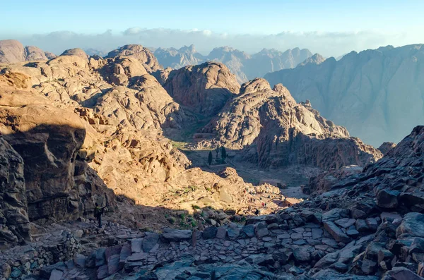 Paisaje de montaña al amanecer, vista desde el Monte Moisés, Península del Sinaí, Egipto — Foto de Stock
