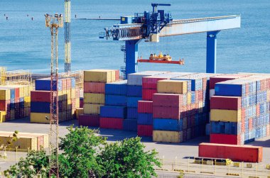 Yük limanındaki depolama alanında istiflenmiş kargo konteynırları