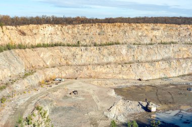 Taş ocağında kazıcı. İnşaatta kullanılmak üzere ezilmiş taş ve çakıl çıkarmak için.