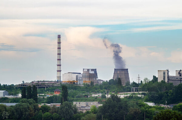 Теплоэлектростанция с дымоходом, промышленный ландшафт
