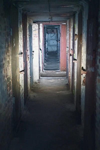 Piwnica długi korytarz ze starymi zardzewiałymi metalowymi drzwiami — Zdjęcie stockowe