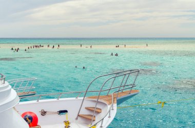 Şarm El Şeyh, Mısır 08 Mayıs 2019: Kızıldeniz'in berrak mavi sularında yelken yolcuları ile Pleasure turist tekne.