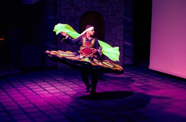 Sharm El Sheikh, Mısır, 11 Mayıs 2019: Tanoura halk dansı yapan Mısırlı adam.