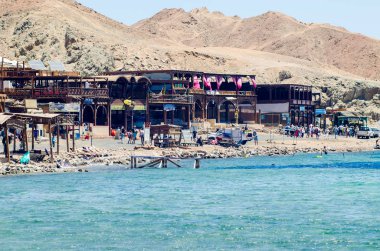 Dahab, Mısır 11 Mayıs 2019: Dahab 'daki mavi deliğin kıyısında küçük bir turist köyü