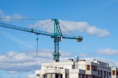 İnşaat alanı, gökyüzü arka planında kule vinci