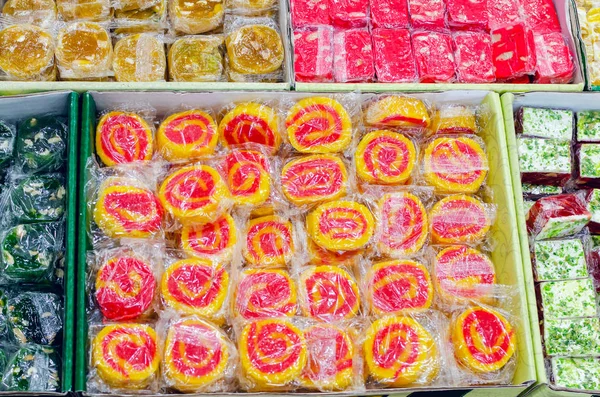 Varios dulces en el mostrador del bazar egipcio —  Fotos de Stock