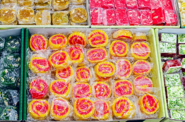 エジプトのバザーのカウンターで様々なお菓子 — ストック写真