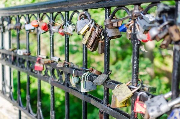 Zawiasach miłość blokad wiszące na moście — Zdjęcie stockowe