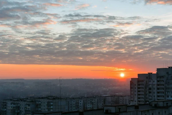 Mooie rode zonsondergang boven de stad, stadsgezicht — Stockfoto
