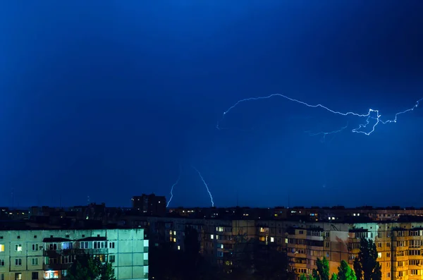 Vihar villámlással és mennydörgéssel az éjszakai város felett — Stock Fotó