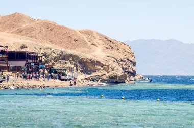 Dahab, Mısır 11 Mayıs 2019: Dahab 'daki mavi deliğin kıyısında küçük bir turist köyü