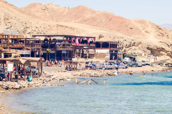 Dahab, Mısır 11 Mayıs 2019: Dahab 'daki mavi deliğin kıyısında küçük bir turist köyü