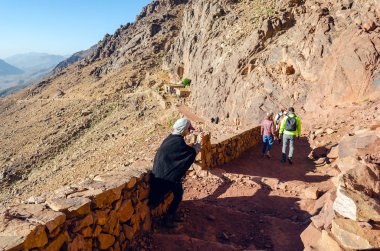 Sina Yarımadası, Mısır, 9 Mayıs 2019: turistler Musa dağından kayalık bir yola indiler.