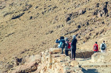 Sina Yarımadası, Mısır, 9 Mayıs 2019: turistler Musa dağından kayalık bir yola indiler.