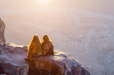 Kızlar, Musa Dağı, Sina Yarımadası, Mısır 'da şafağı selamlıyor
