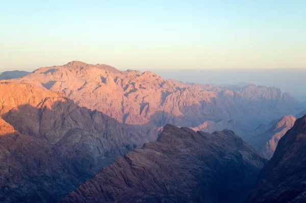 Vista desde la montaña de Moisés, un hermoso amanecer en las montañas de Egipto —  Fotos de Stock