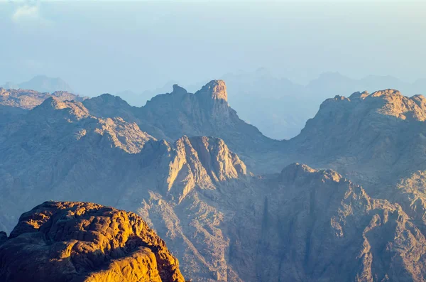Vista desde la montaña de Moisés, un hermoso amanecer en las montañas de Egipto — Foto de Stock