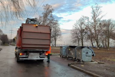Özel bir araba çöp kamyonu kullanılarak belediye atıklarının bertaraf edilmesi, çöpler arabaya yüklenir.
