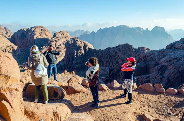 Sinai-félsziget, Egyiptom, 2019. május 9.: A turisták pihenhetnek és fotózhatnak Mózes hegyén Egyiptomban — Stock Fotó
