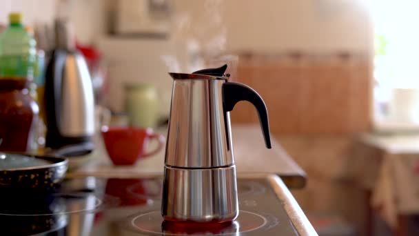 Cafetière Geyser Sur Une Cuisinière Électrique Dans Cuisine Matin — Video